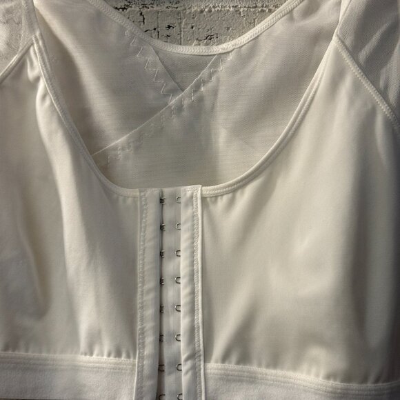 Vintage White Compression Bra – Adjustable Straps – Front Hook Closure – - Picture 7 of 9